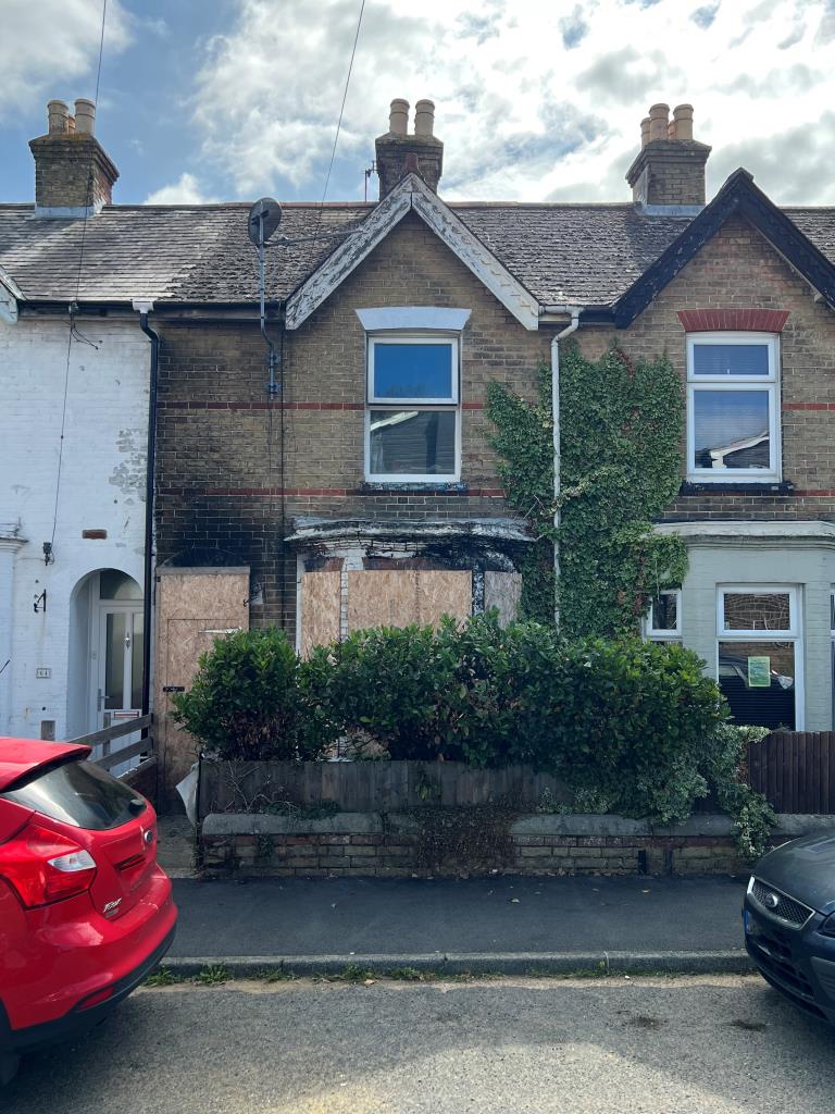 Lot: 22 - FREEHOLD THREE-STOREY, THREE-BEDROOM FIRE-DAMAGED HOUSE -